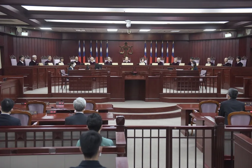 【不同意見書】認通姦罪沒違憲　大法官吳陳鐶：刑罰有助於保障1夫1妻制度