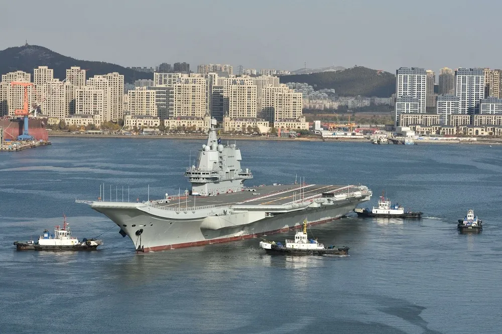 中國山東艦服役5個月首度出海　殲15戰機起降訓練畫面曝光
