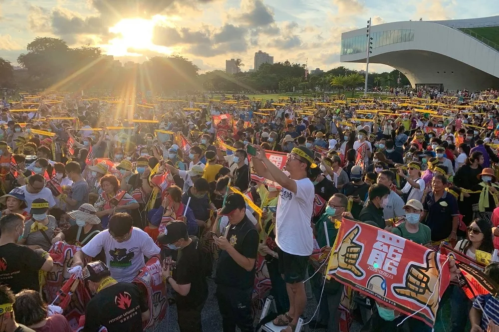 【罷韓觀察】超預期！2萬黃潮湧鳳山　拚「青年拉老年」翻轉高雄