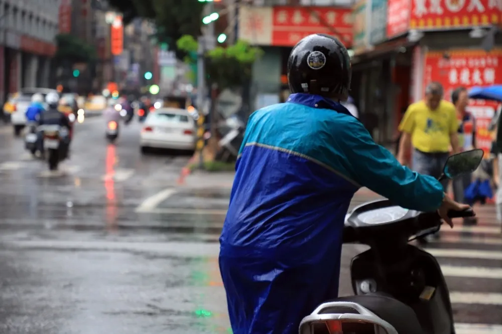 【大雨特報】全台9縣市下班嚴防「褲濕啦」　這周熱飆35度準備出梅