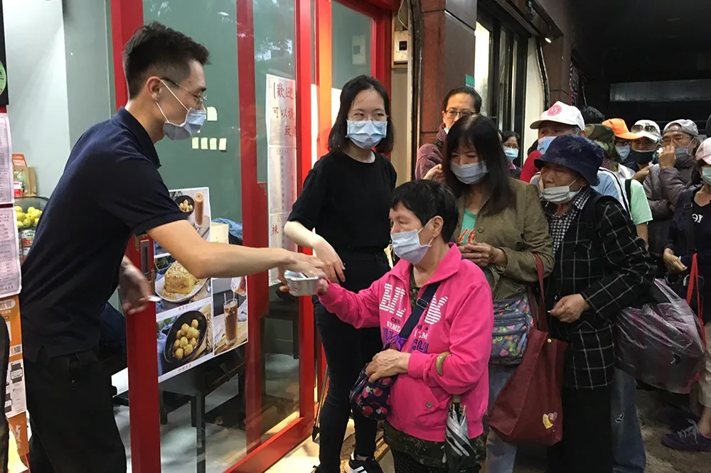 「不只共享資源，更努力回饋台灣社會」　來台8年港式餐廳老闆的感恩之心