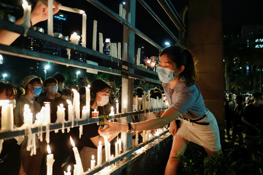 【燭光點亮維園】不顧警方阻擋　香港舉行「六四31周年」紀念集會