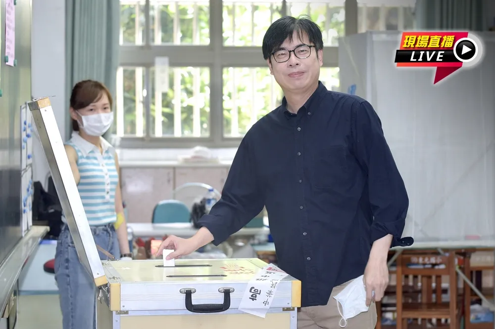 【直播】陳其邁現身高雄　赴左營區新莊國小投票
