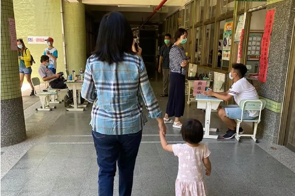 6歲以下兒童可進投票所　罷韓投票首度適用  