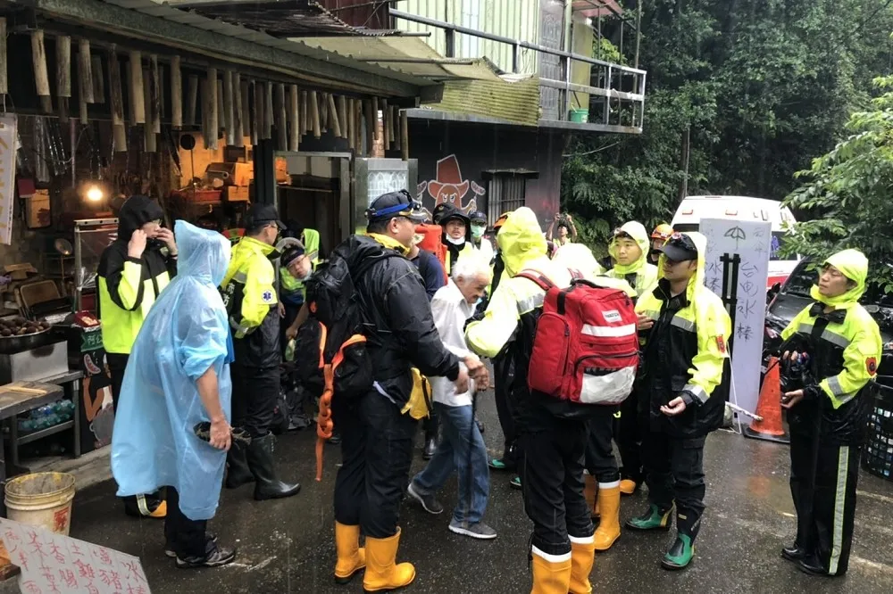 11名登山客前往新山夢湖遭雷擊　新北消防員奔救3傷1送醫　