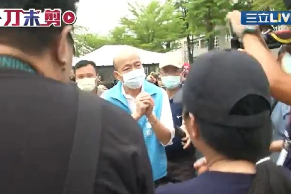 低調赴許崑源靈堂弔唁　韓國瑜不發一語
