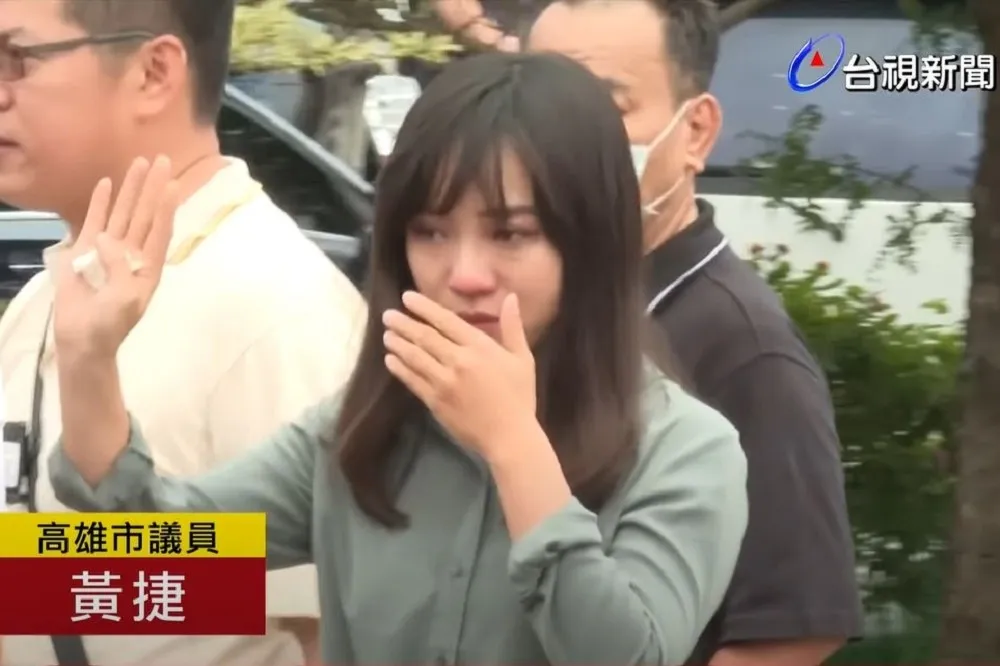 黃捷前往許崑源靈堂致意遭嗆　「哭著走出來」