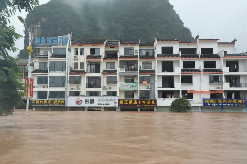 強降雨襲擊華南8省　廣西多城淹大水、32萬人受影響