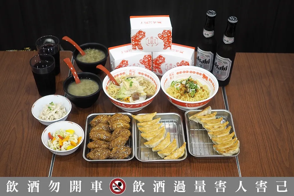 【有片】名物竟然是冷凍炸雞翅！信義區銅板美食「虎記餃子」　博多煎餃、橫濱拉麵通通百元有找