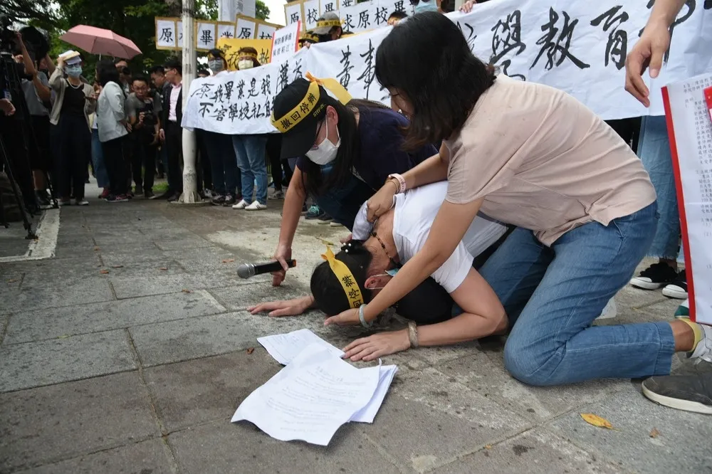 抗議稻江學院無預警退場　家長在教育部下跪痛哭「救救這些學生」