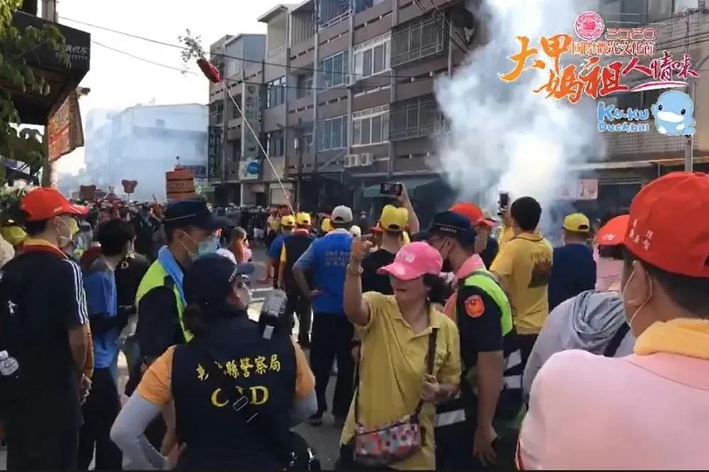 勸不聽！大甲媽2警護轎仍遭鞭炮炸傷　方仰寧要揪肇事者