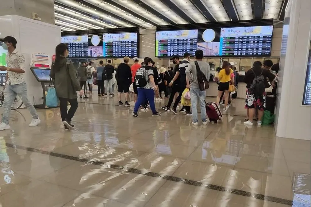 暴雨襲台中！ 新火車站大廳、仁愛醫院周邊機車全泡水