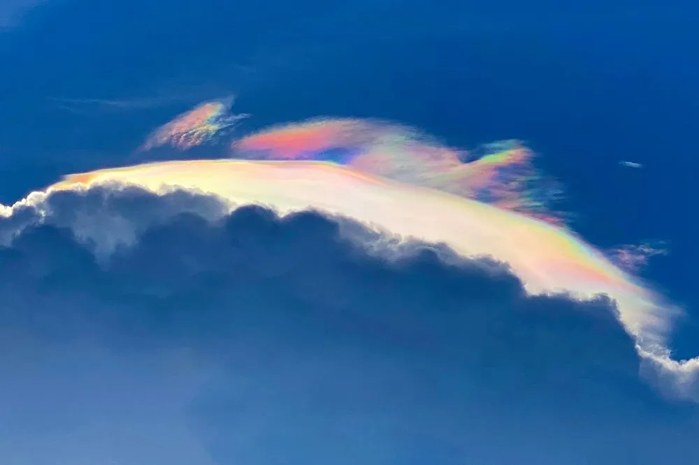 【不平常的天空】暴風雨驚見漏斗雲「順時中」　彩虹雲乍現無關地牛翻身