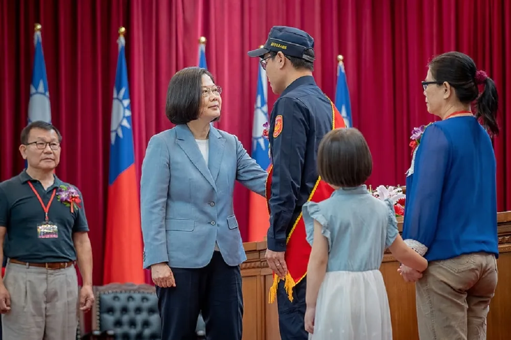 【憾岳父沒能來】李承翰姊夫膺模範警察　蔡總統：請照顧好李媽媽