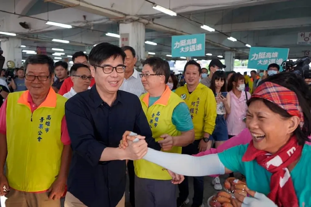 【力拚補選】陳其邁首站抵十全果菜市場　菜販高喊：高雄真正市長回來了
