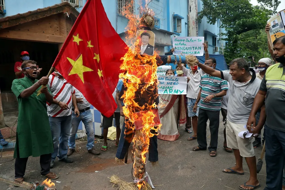 【中印邊界衝突】印度焚燒中國五星旗洩憤　提高對中關稅、發起「拒買中貨」運動