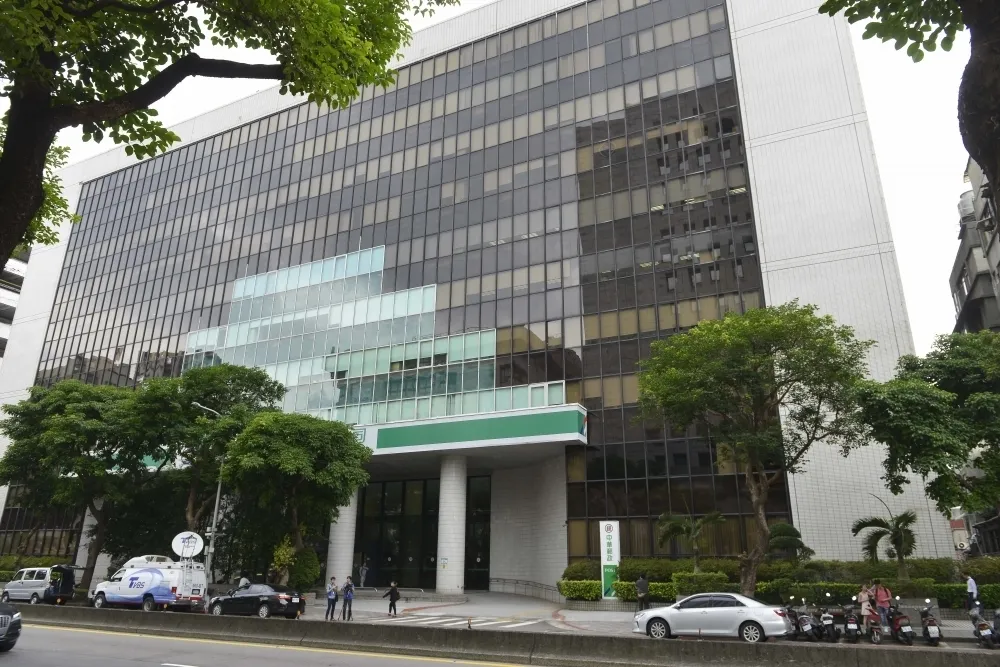 【三倍券7/15上路】擔心庫存不足、網路斷線...恐成民怨出口　郵局員工挫咧等　