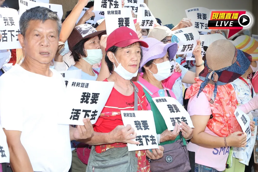 【直播】雙連市集攤商舉牌抗議　向柯市府喊「我要活下去」