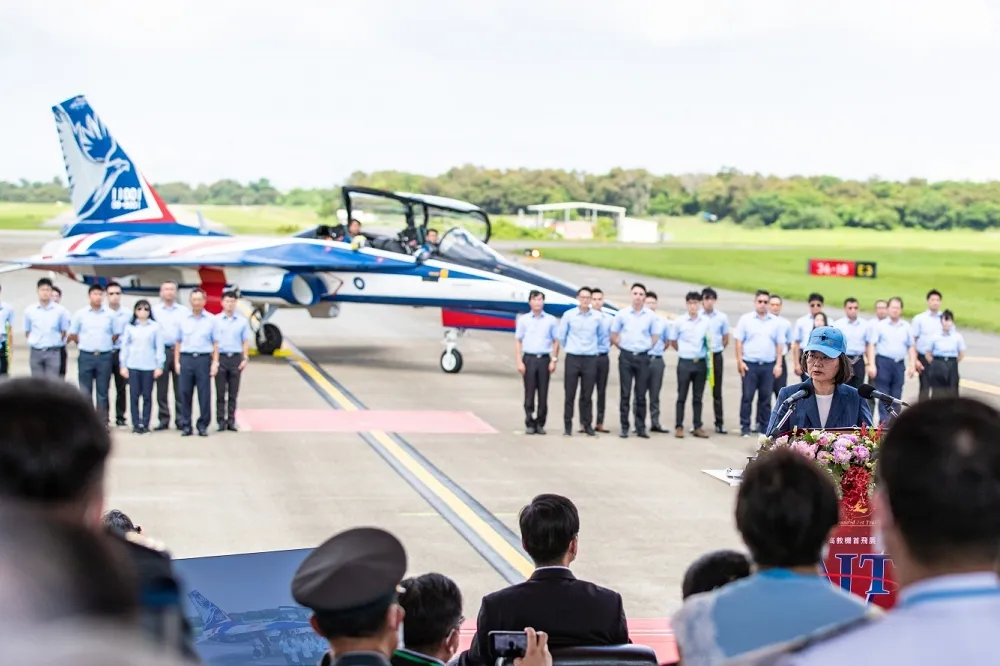 高教機「勇鷹」清泉崗首飛　蔡英文：持續締造台灣航太新傳奇