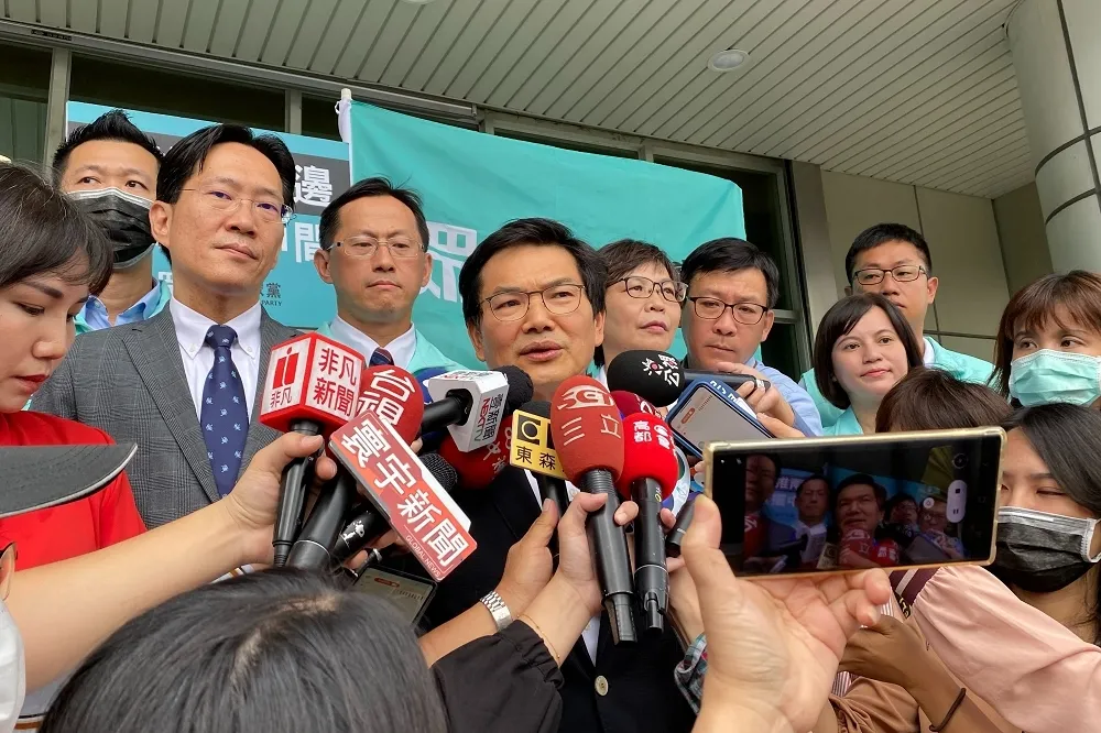 代表民眾黨登記參選高市長補選　吳益政：不擔心藍綠兩黨夾殺