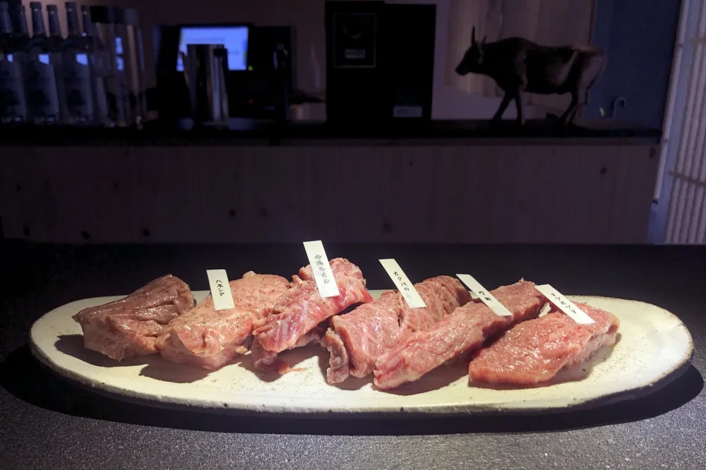 【和牛燒肉新開店 9】燒肉混搭割烹！無菜單的「牛若丸」帶來吃不膩的日料饗宴
