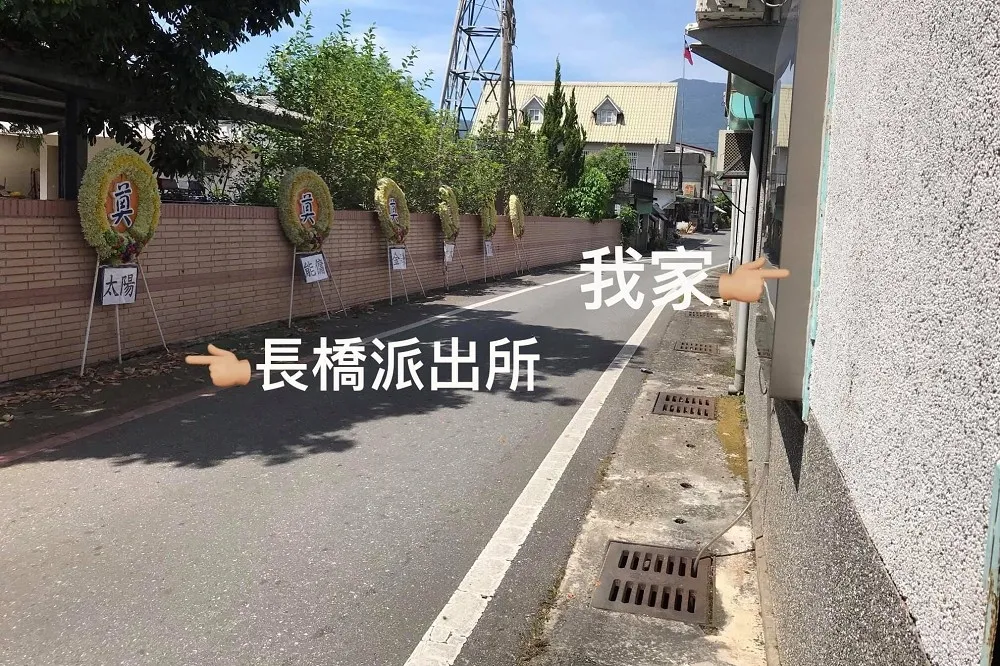 家門被擺「太陽能傭金賺太大」治喪花圈　女子怒控鎮代耍流氓