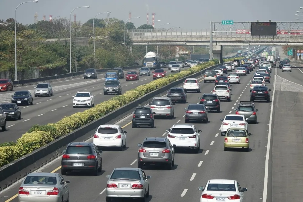 端午出遊車潮擠爆國道　國5石碇坪林段時速30KM以下