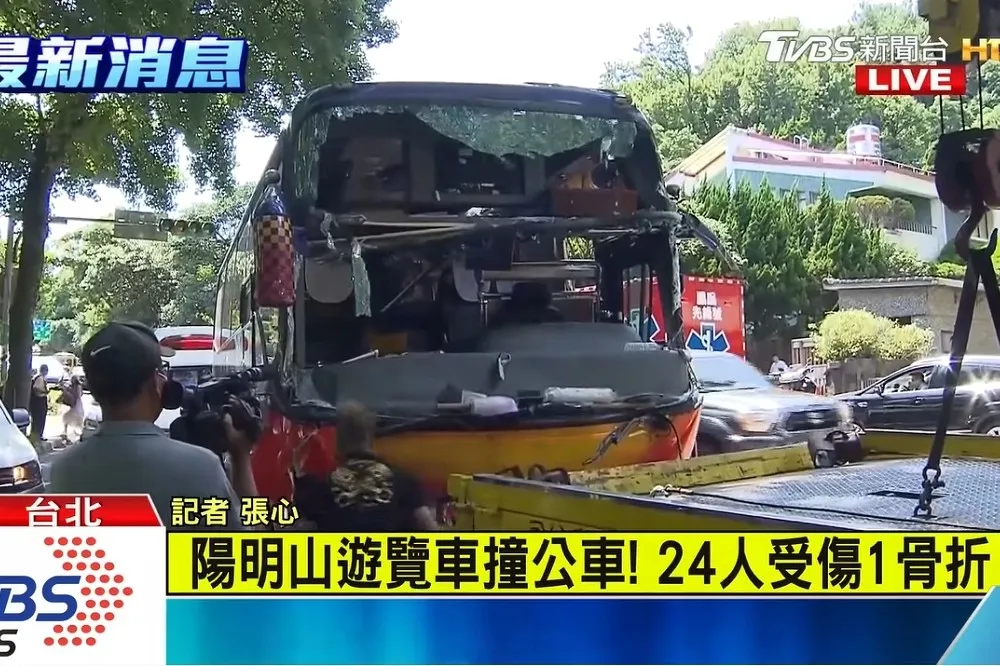 陽明山車禍釀24人輕重傷　遊覽車疑煞車失靈追撞公車