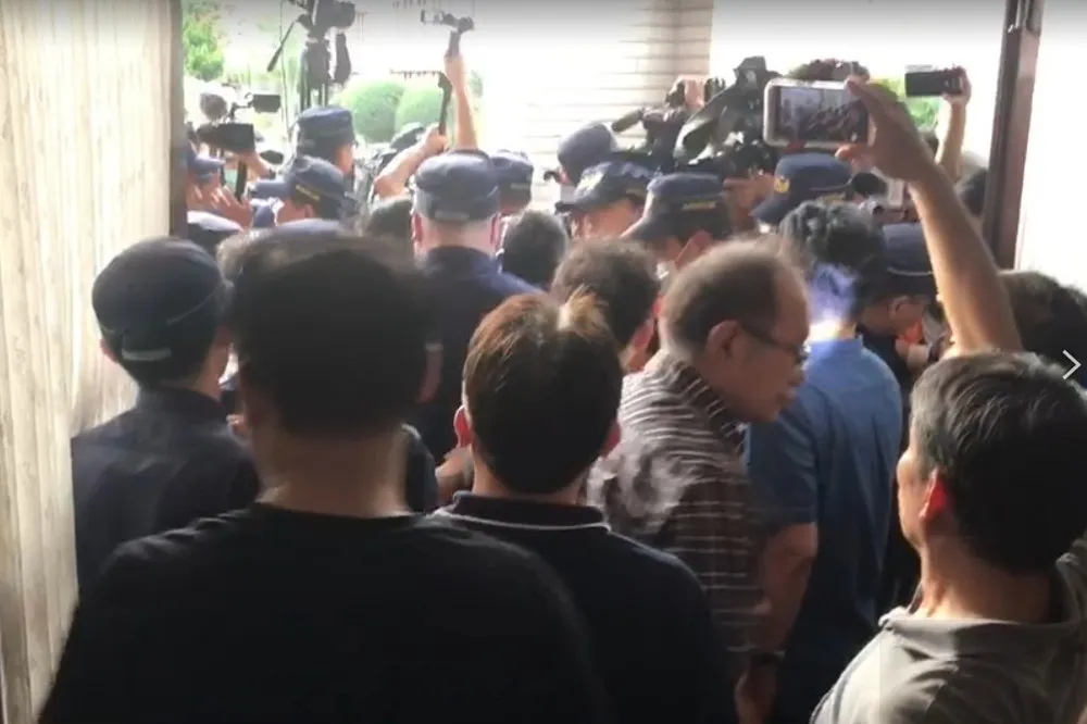 【有片】國民黨團闖議場抗議　警拒媒體入場爆衝突