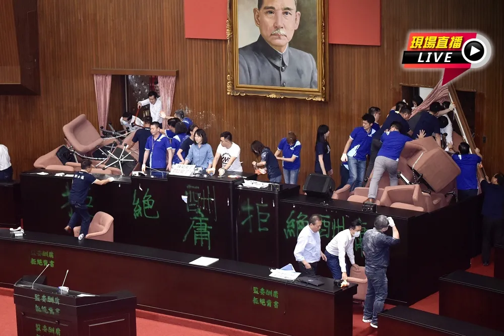 【議會現場直播】游錫堃12:38入議場宣布散會　藍委占立院20小時落幕