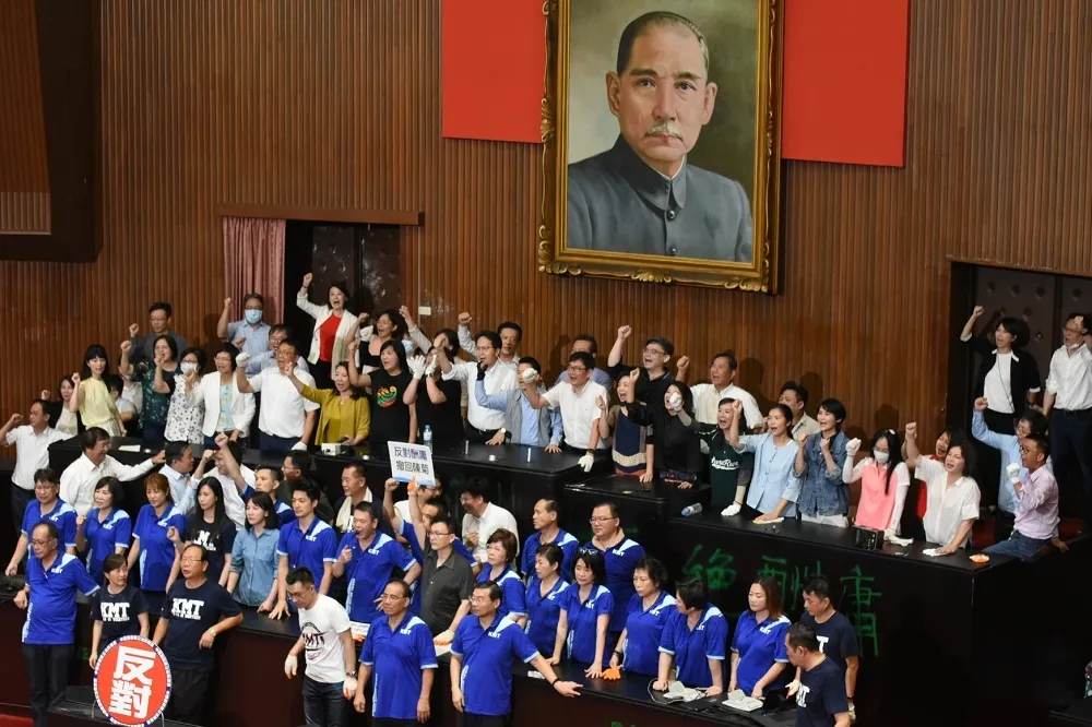【快訊】綠委12：10攻占主席台成功　藍營退守發言台相互叫囂