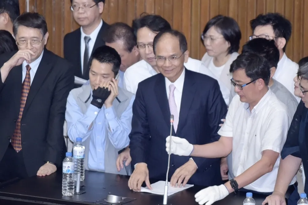 立法院談話會亂中表決　國民黨、民眾黨提案均遭否決
