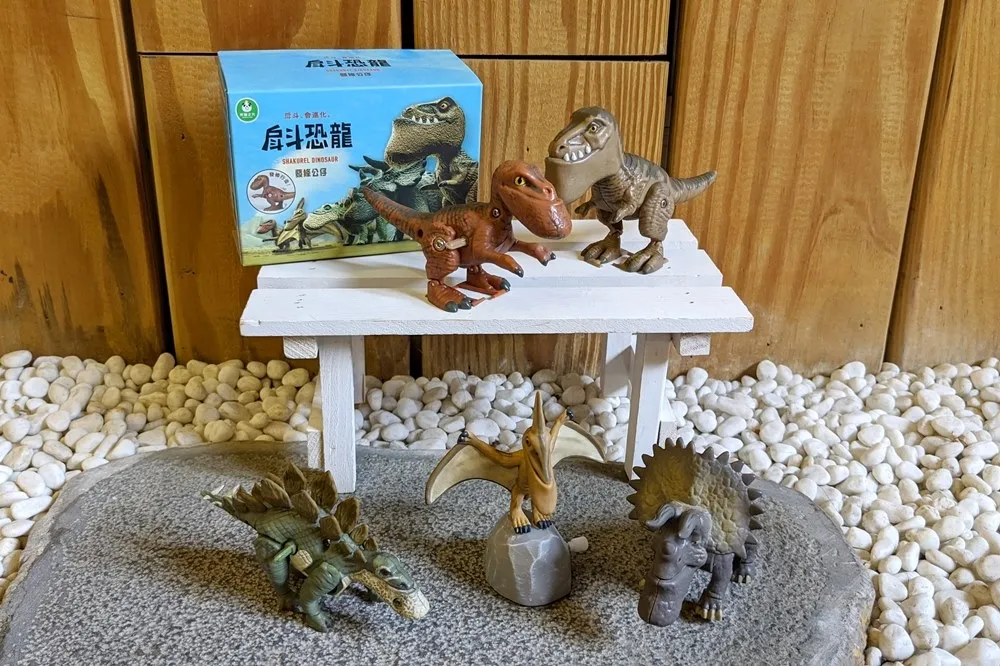 【有片】「戽斗恐龍」發條公仔動起來！7/1 起到全家購買 2 件指定飲品即可加價預購