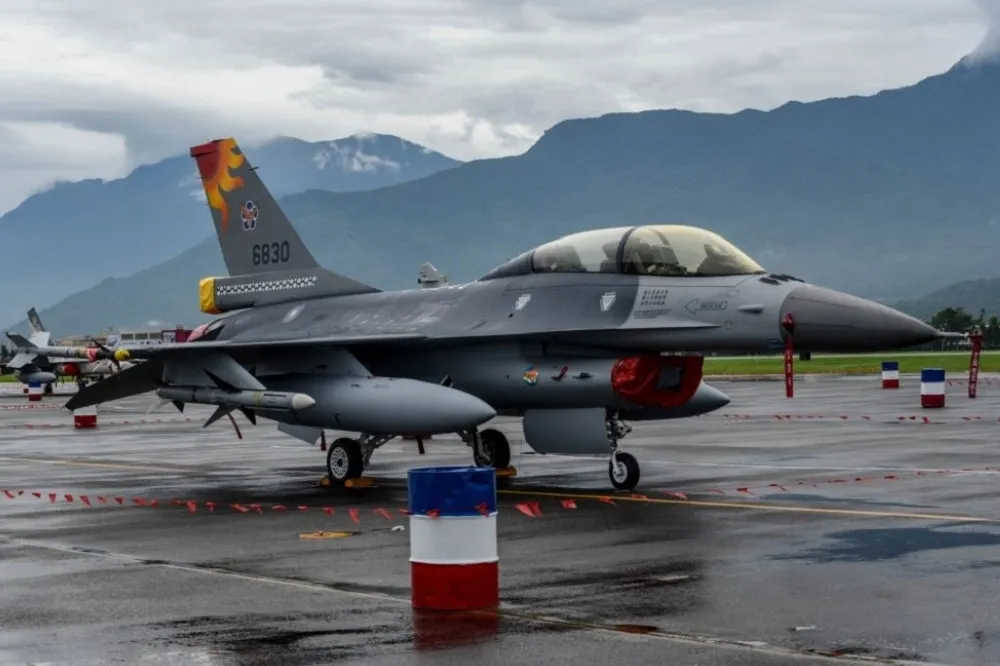 【7/13漢光登場】F-16戰機群現身花東　掛2千磅炸彈模擬轟敵