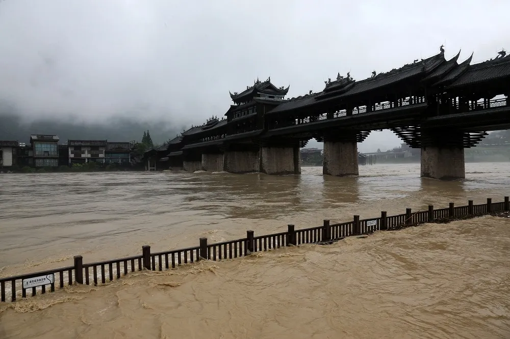 長江流域連續31日發布暴雨警報　四川宜賓「路面像河流」　