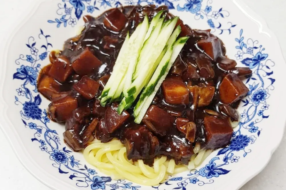 每天賣超過 700 萬碗！只有韓國才有的中國料理—炸醬麵