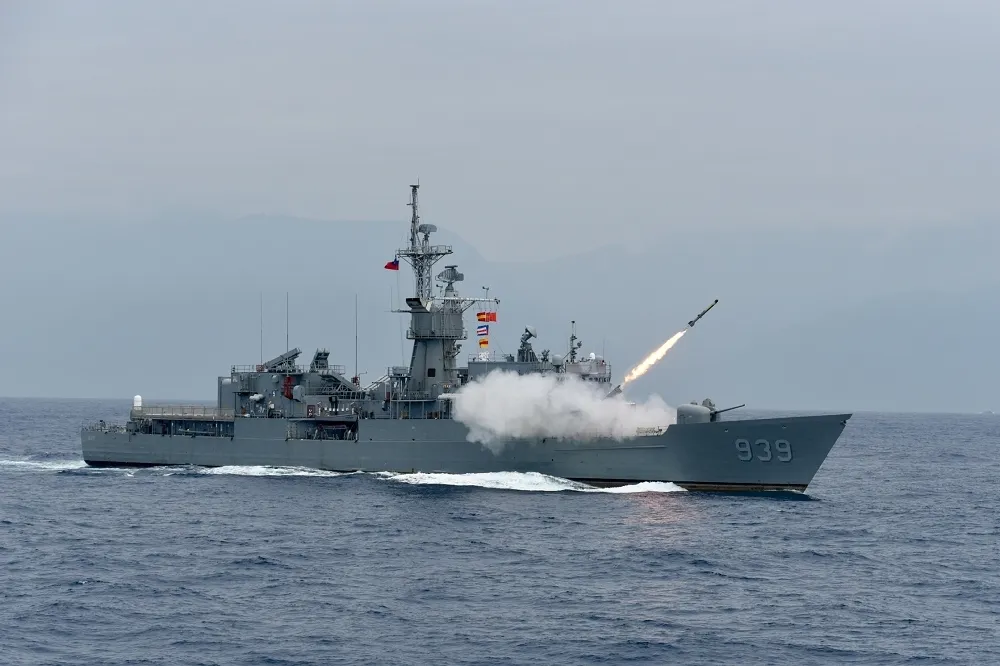 【雄三太強？】2艘靶船提前「非計劃性沉沒」　海軍：15日魚雷實彈前佈新靶船