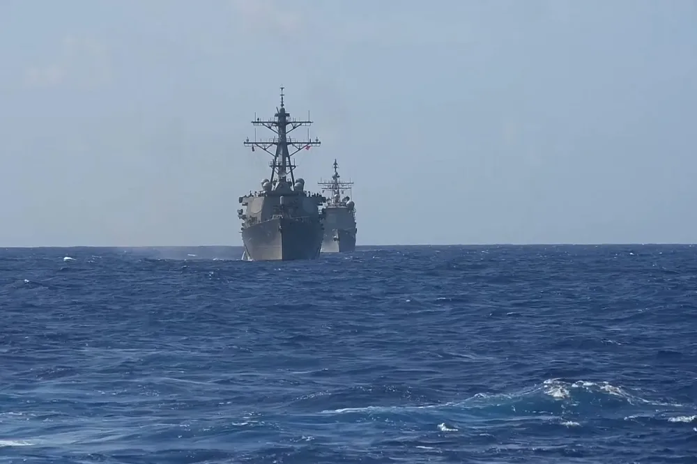 美雙航母戰鬥群在南海展現「無以倫比的海上力量」　國慶舉行軍事演習劍指中國
