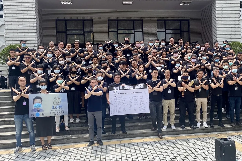 遭陳柏惟控黑衣人　 國民黨團全身黑批躲鍵盤後是「臭俗辣」