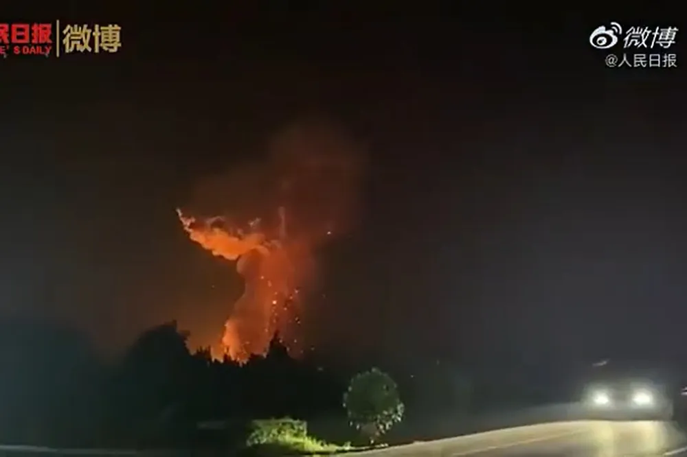 四川爆竹工廠震天爆炸竟現蕈狀雲　2消防員受傷送醫救治