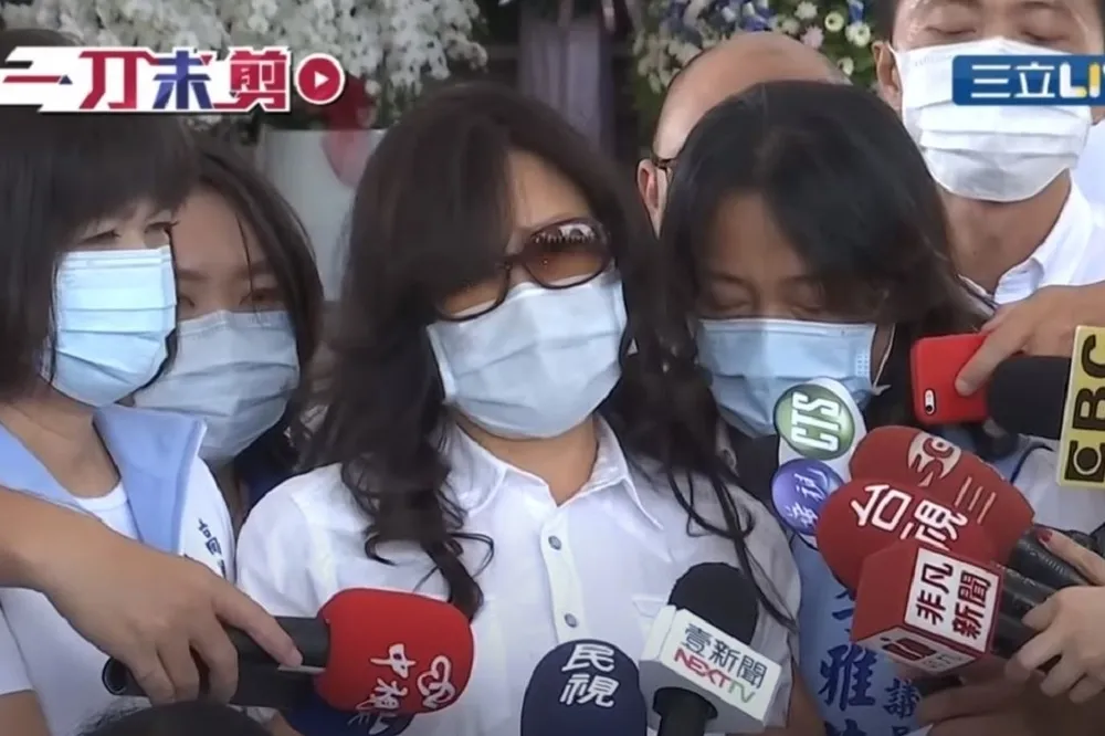 不滿梁文傑、王浩宇、姚立明等7人抹黑　許崑源妻10日開告