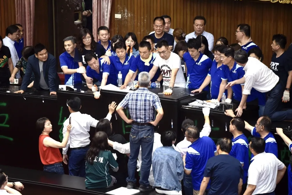 【谷底翻身】政黨支持度15%難創新低　藍黨團鐵了心拚修憲廢考監