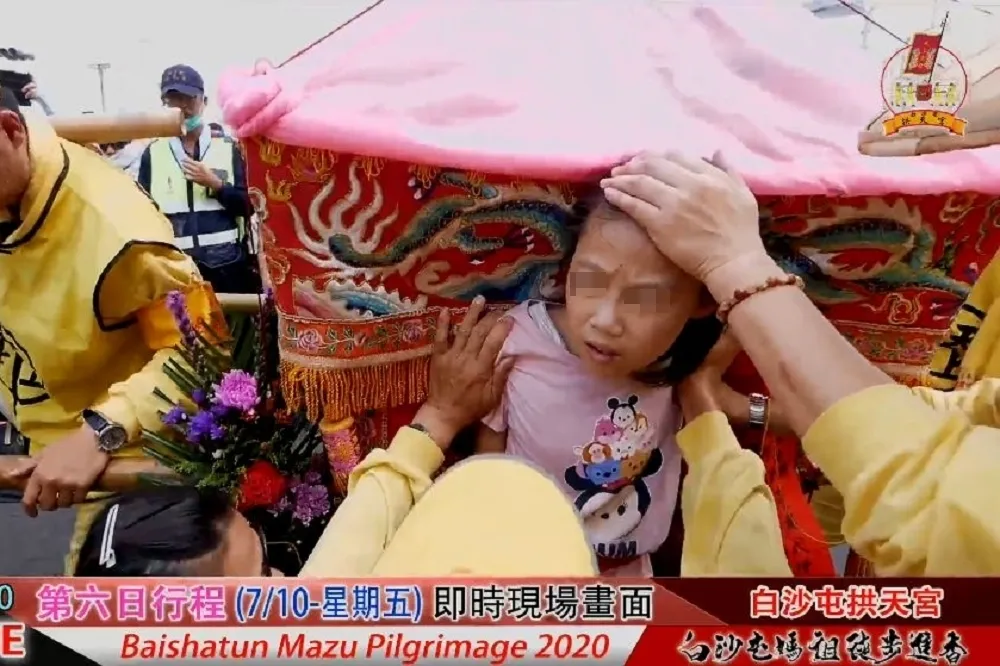 幫集氣！白沙屯媽祖停轎為罕病童祈福6分鐘　感動上萬網友