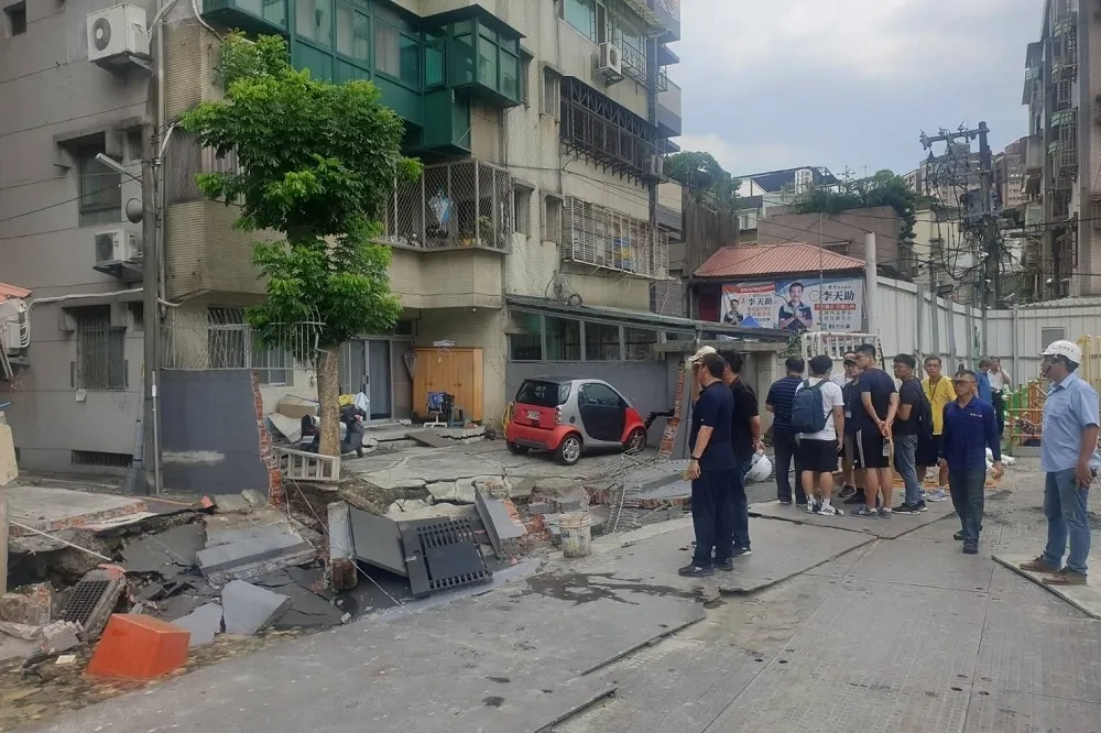 新北永和道路坍塌現天坑　復原還要2至3天完成