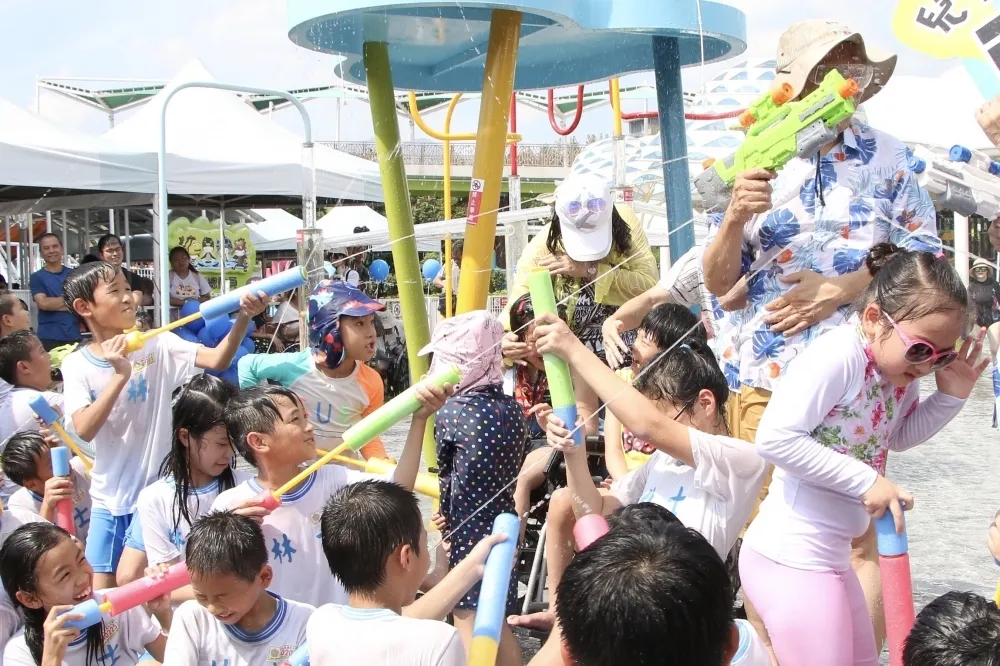 【身障友善】兒童新樂園有水可玩！　柯文哲花襯衫大「濕」守