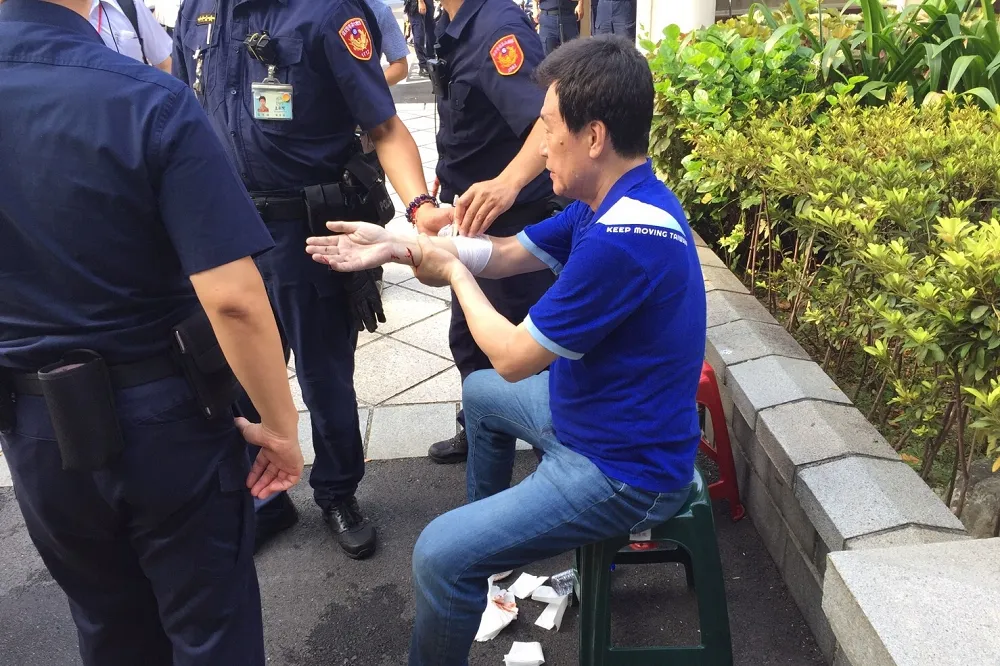 【有片】奮力阻擋陳菊入立院議場　藍委費鴻泰見血