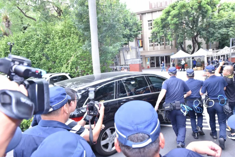 【陳抗不斷】遭藍營強力杯葛　陳菊上午11點半搭柯建銘座車默默離開立院