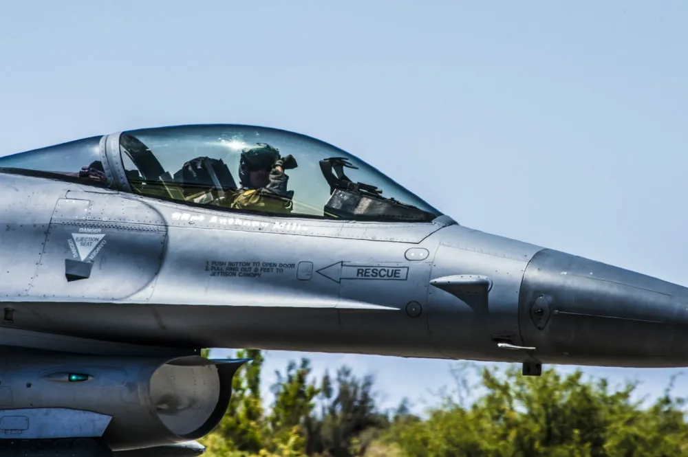 【二周內第二起】美軍一架F-16C戰機降落時墜毀　飛行員彈射逃脫
