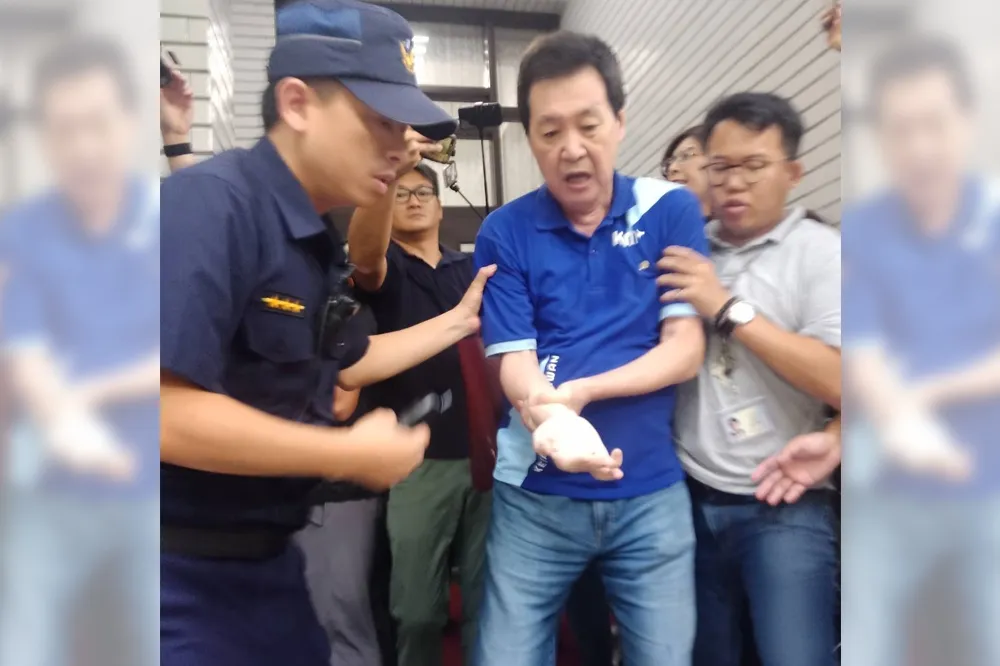 【擋菊之戰】費鴻泰濺血讓藍委們「拳頭硬了」　武鬥路線獲藍營鐵粉支持