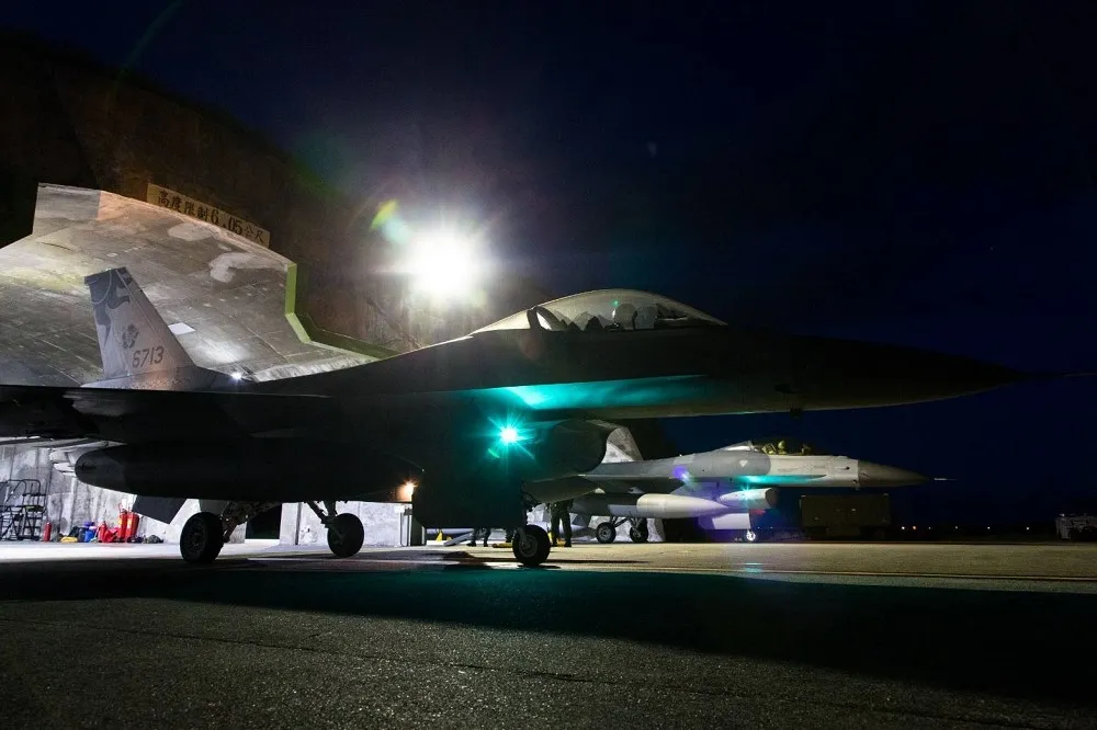 【漢光演習】F-16V、F-16摸黑升空　執行「夜間防空攔截作戰」